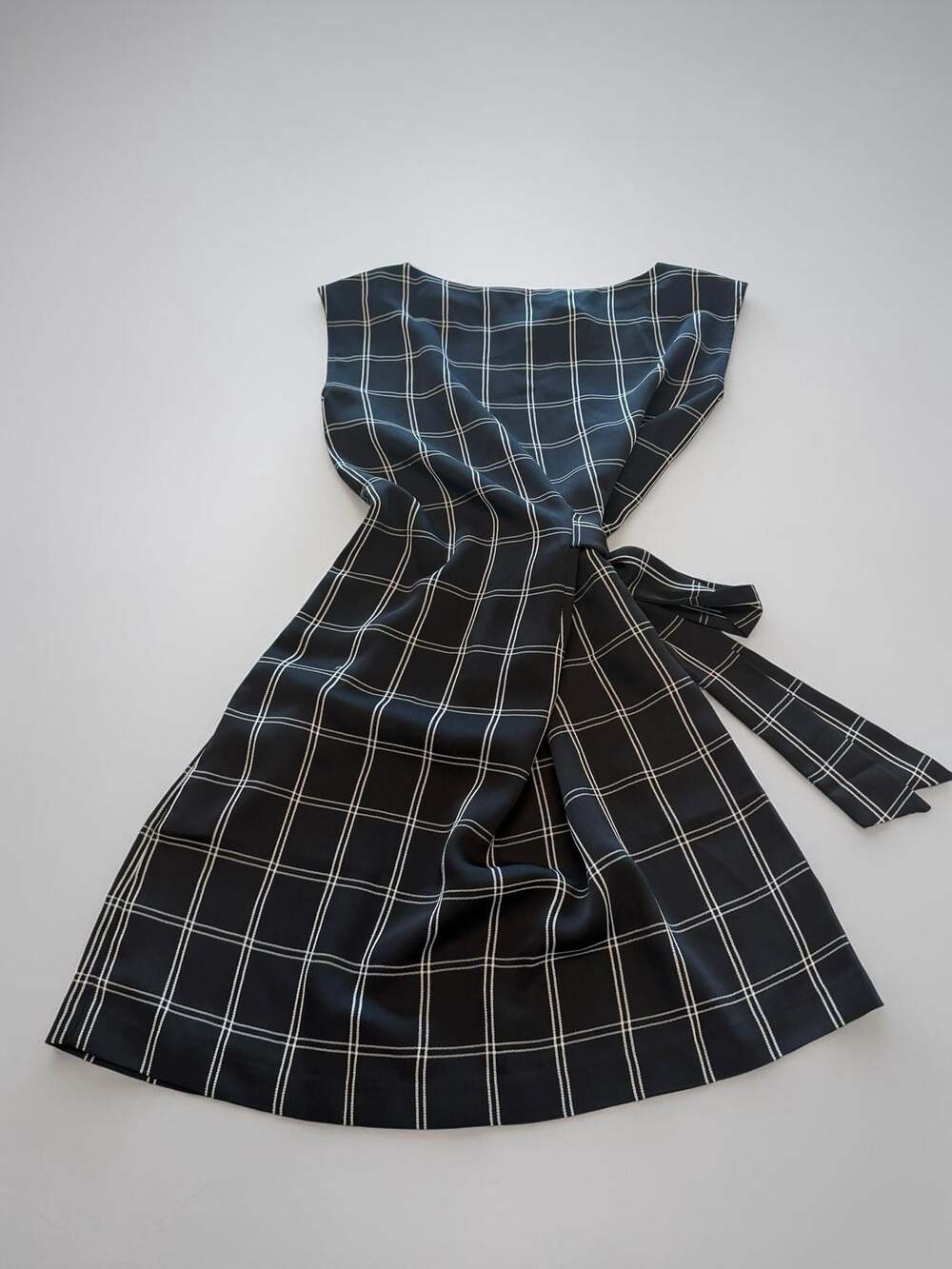 LOFT Black & White Windowpane Plaid Tie Waist Sleeveless Dress Size 4 - Picture 2 of 3